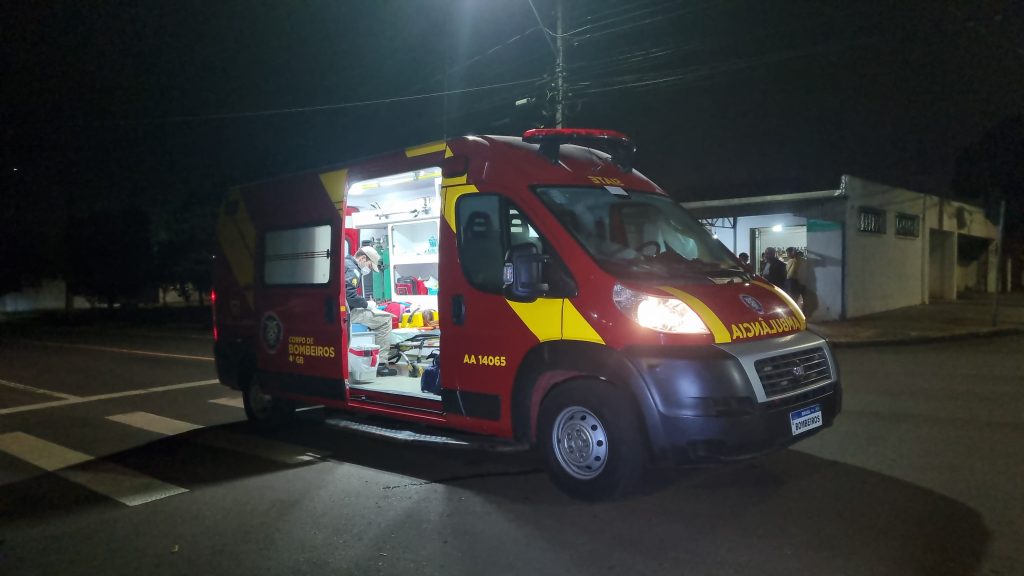 Moto elétrica e Palio batem em cruzamento no Bairro Guarujá