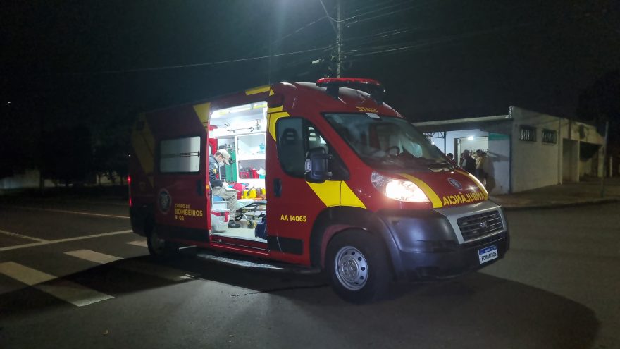 Moto elétrica e Palio batem em cruzamento no Bairro Guarujá