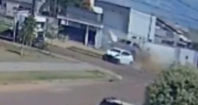 Imagens impressionantes! Hilux destrói muro de casa após colisão com HB20