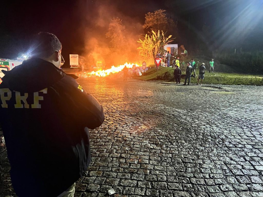 Caminhão pega fogo na BR-116 e equipes de socorro são mobilizadas