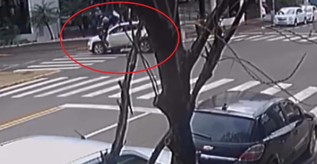 Motociclista “voa” após batida e quebra a perna em Toledo; veja o vídeo