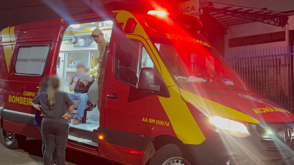 Jovem cai de moto ao desviar de cachorro em Cascavel
