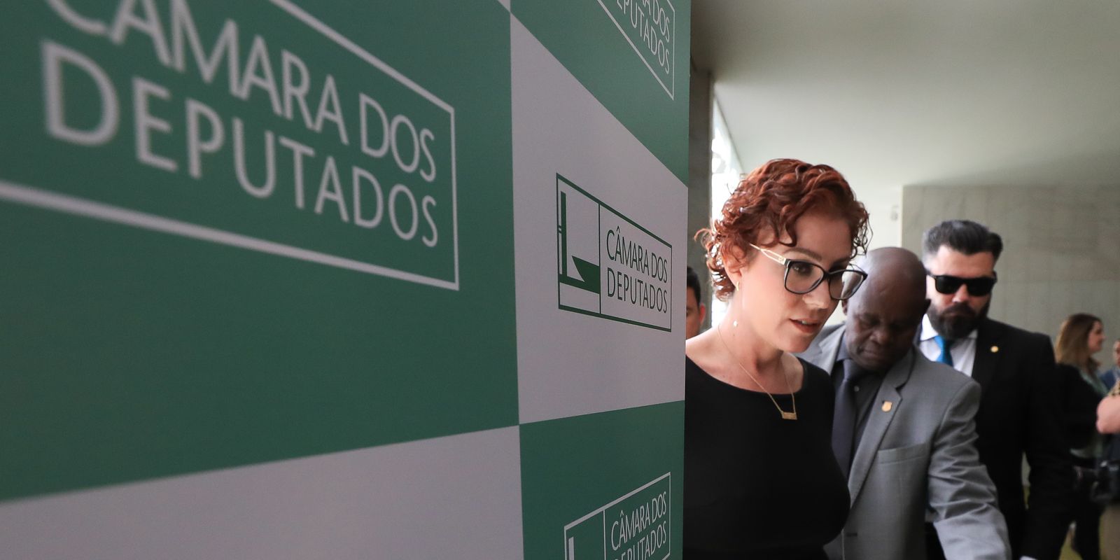 STF julga recurso de Carla Zambelli para anular condenação