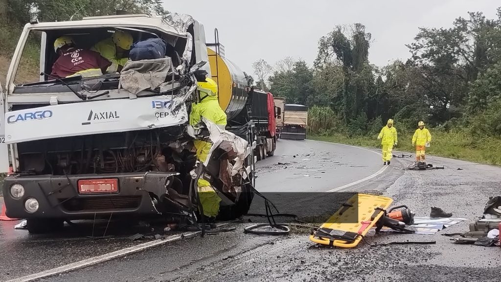 Caminhões colidem sob chuva intensa na rodovia BR-376