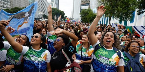 Evangélicos crescem e representam mais de um quarto da população Imagem referente a Evangélicos crescem e representam mais de um quarto da população