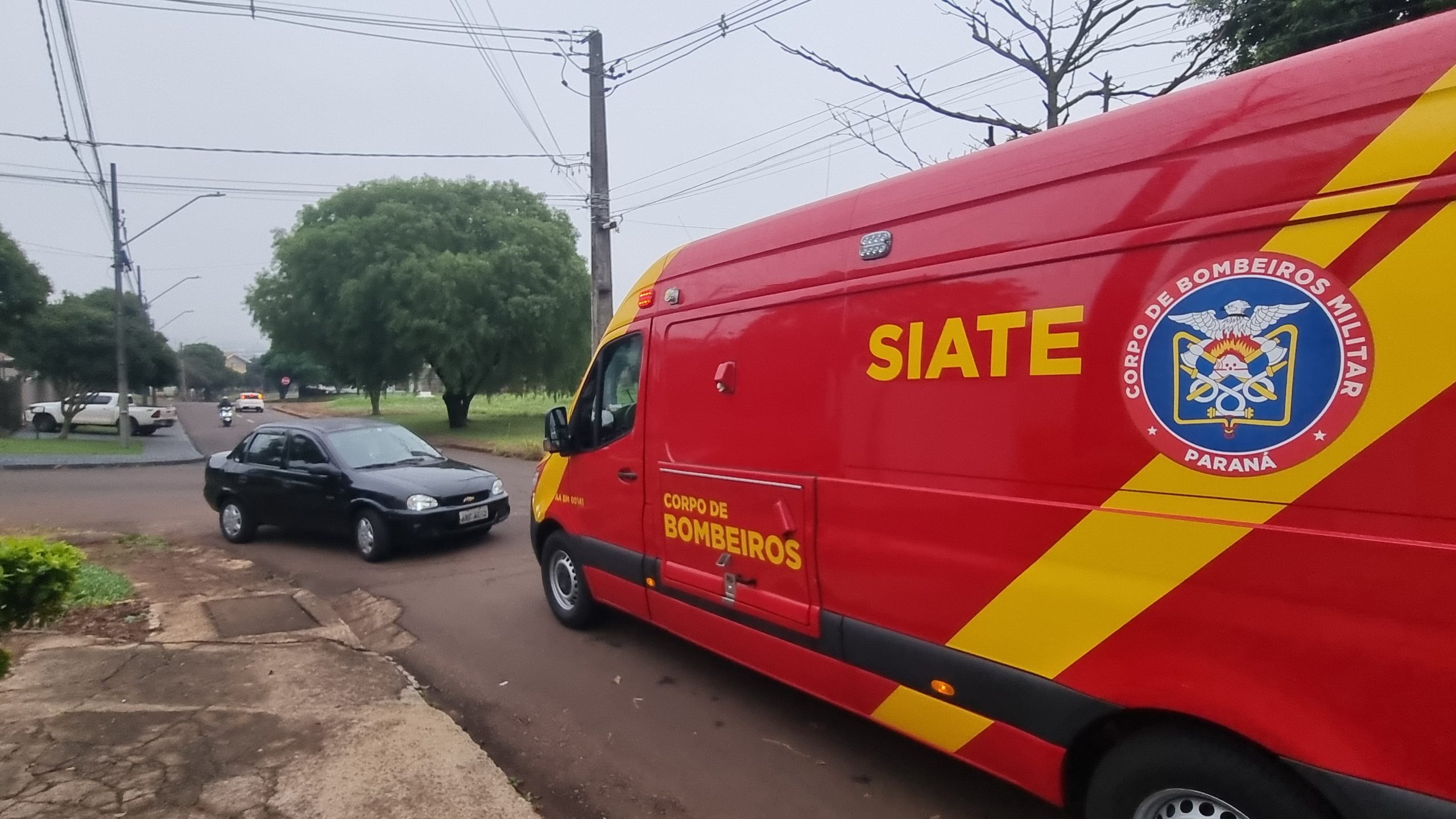 Mulher fica ferida após colisão entre carro e patinete no Alto Alegre