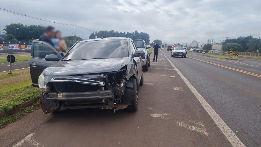 Carro e caminhão se envolvem em colisão traseira na BR-277