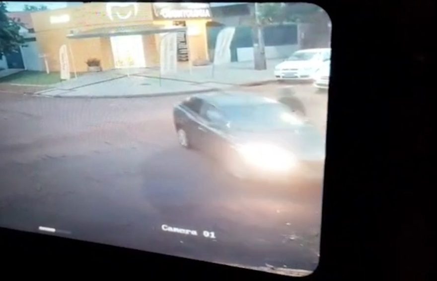 Vídeo mostra conversão à esquerda antes de colisão entre carro e moto