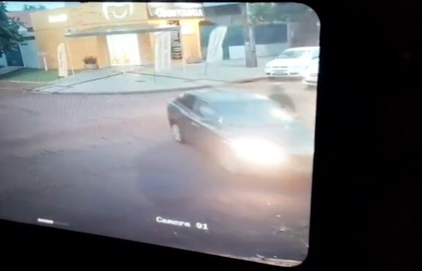 Vídeo mostra conversão à esquerda antes de colisão entre carro e moto
