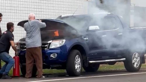 Caminhonete pega fogo e Corpo de Bombeiros é mobilizado no Centro Imagem referente a Caminhonete pega fogo e Corpo de Bombeiros é mobilizado no Centro