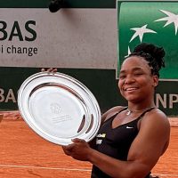 Imagem referente a Vitória Miranda é campeã juvenil de simples e duplas em Roland Garros