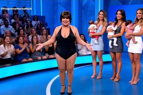 Marisa Maiô: a apresentadora fictícia que conquistou a internet com humor e ironia Imagem referente a Marisa Maiô: a apresentadora fictícia que conquistou a internet com humor e ironia