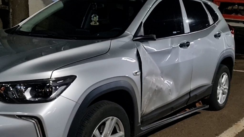 Acidente entre carro e moto na Rua Jacarezinho deixa motociclista ferido