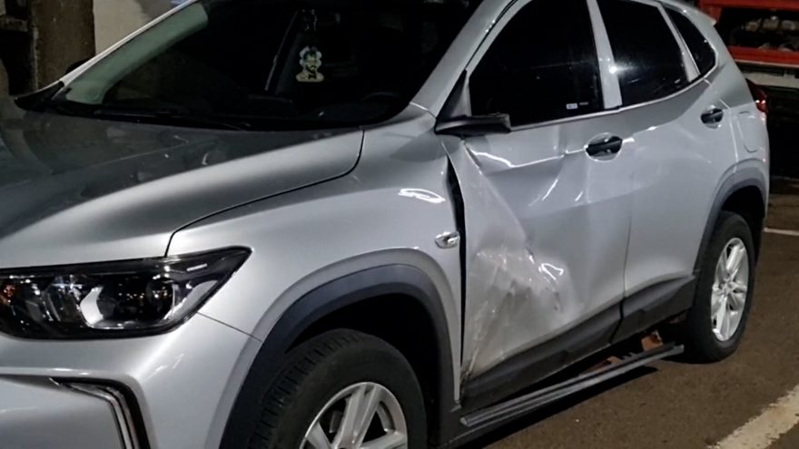 Acidente entre carro e moto na Rua Jacarezinho deixa motociclista ferido
