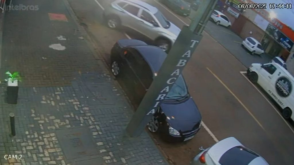 Imagem flagra acidente de trânsito na Rua Jacarezinho