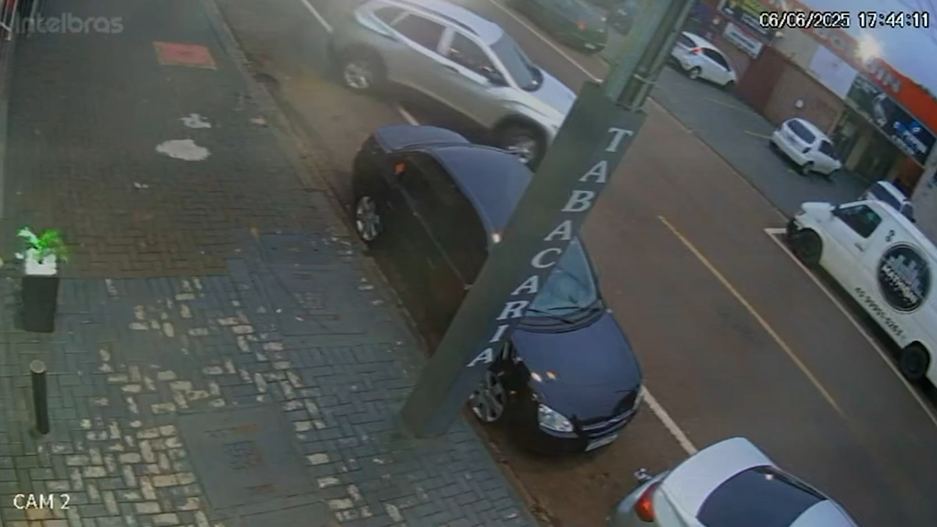 Imagem flagra acidente de trânsito na Rua Jacarezinho