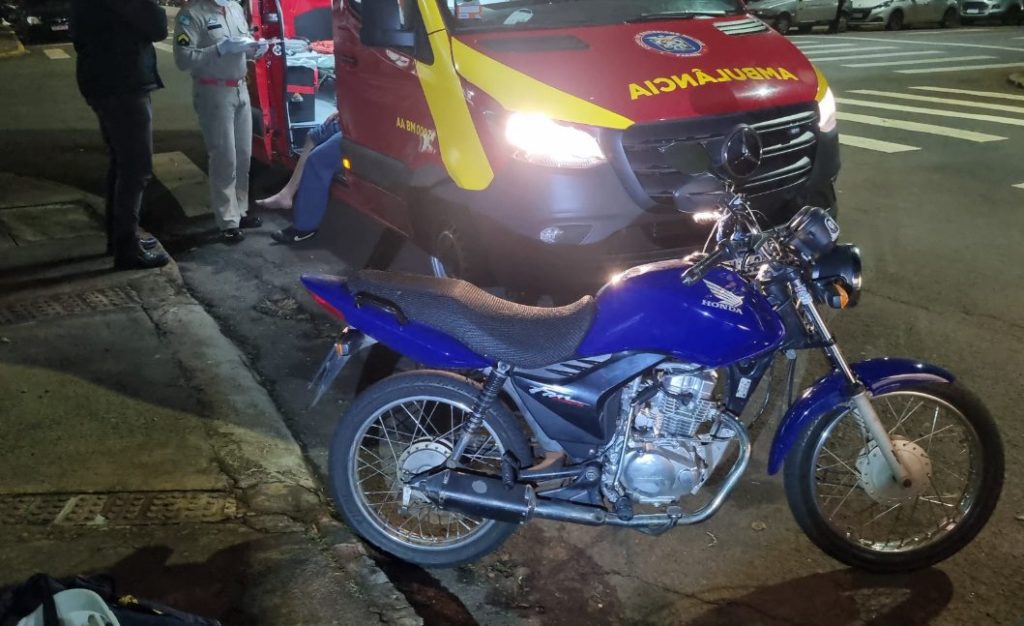 Acidente entre moto e caminhonete no Centro deixa jovem ferido