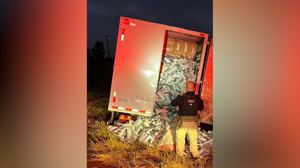 Caminhão abarrotado de cigarros é apreendido pela PRF em Cascavel