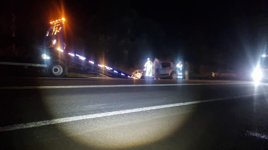 Sandero e carreta se envolvem em colisão traseira na BR-277