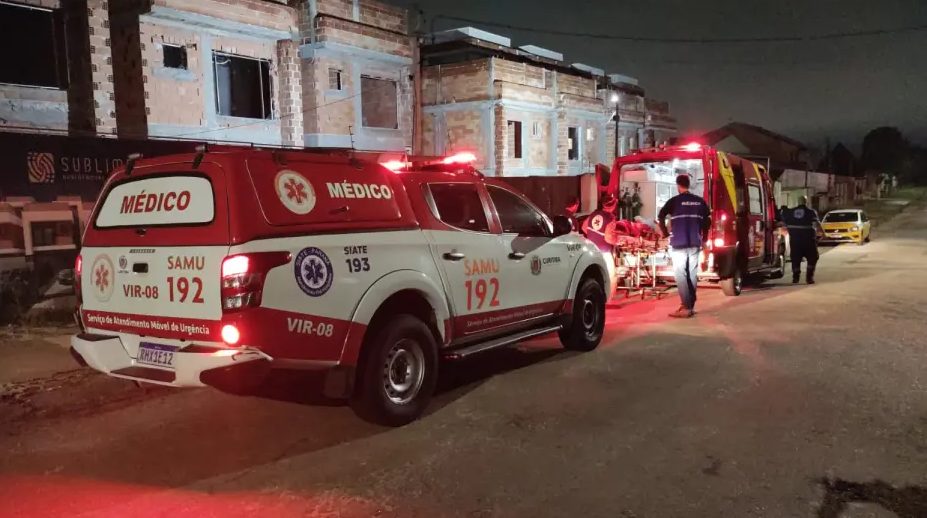 Trabalhador despenca de quatro metros e fratura os dois joelhos em obra