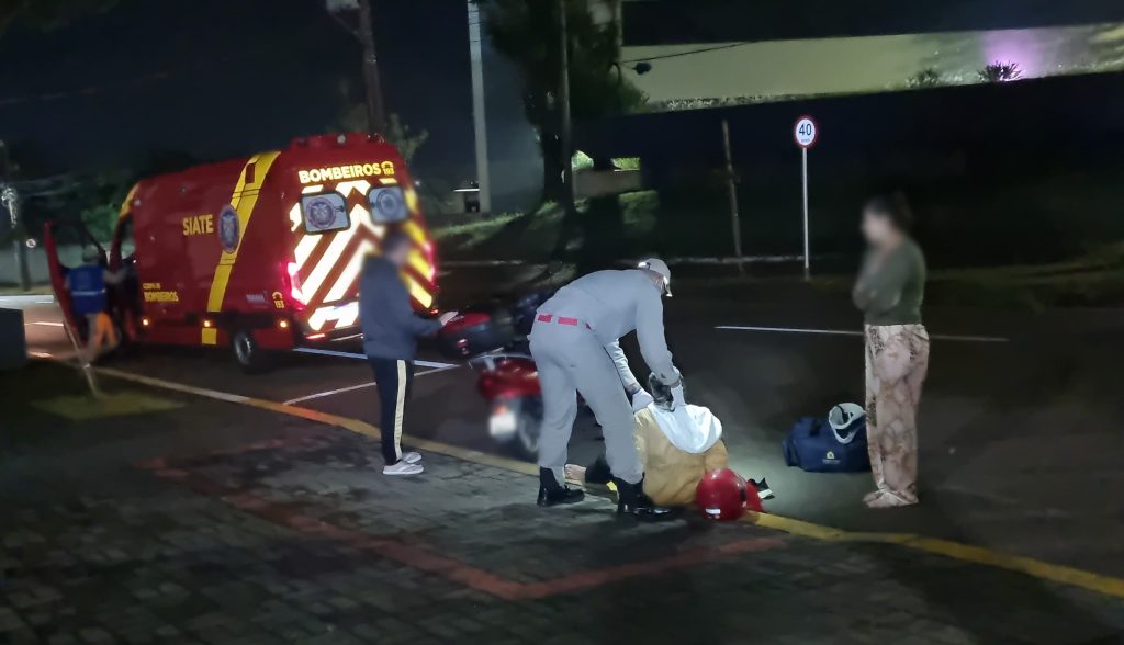 Jovem de 26 anos fica ferida em acidente entre moto e SUV no Pioneiros Catarinenses