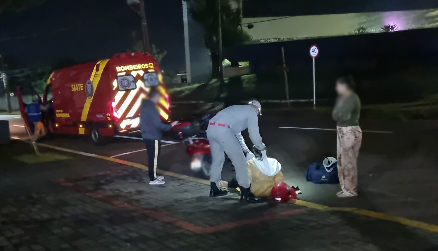 Jovem de 26 anos fica ferida em acidente entre moto e SUV no Pioneiros Catarinenses