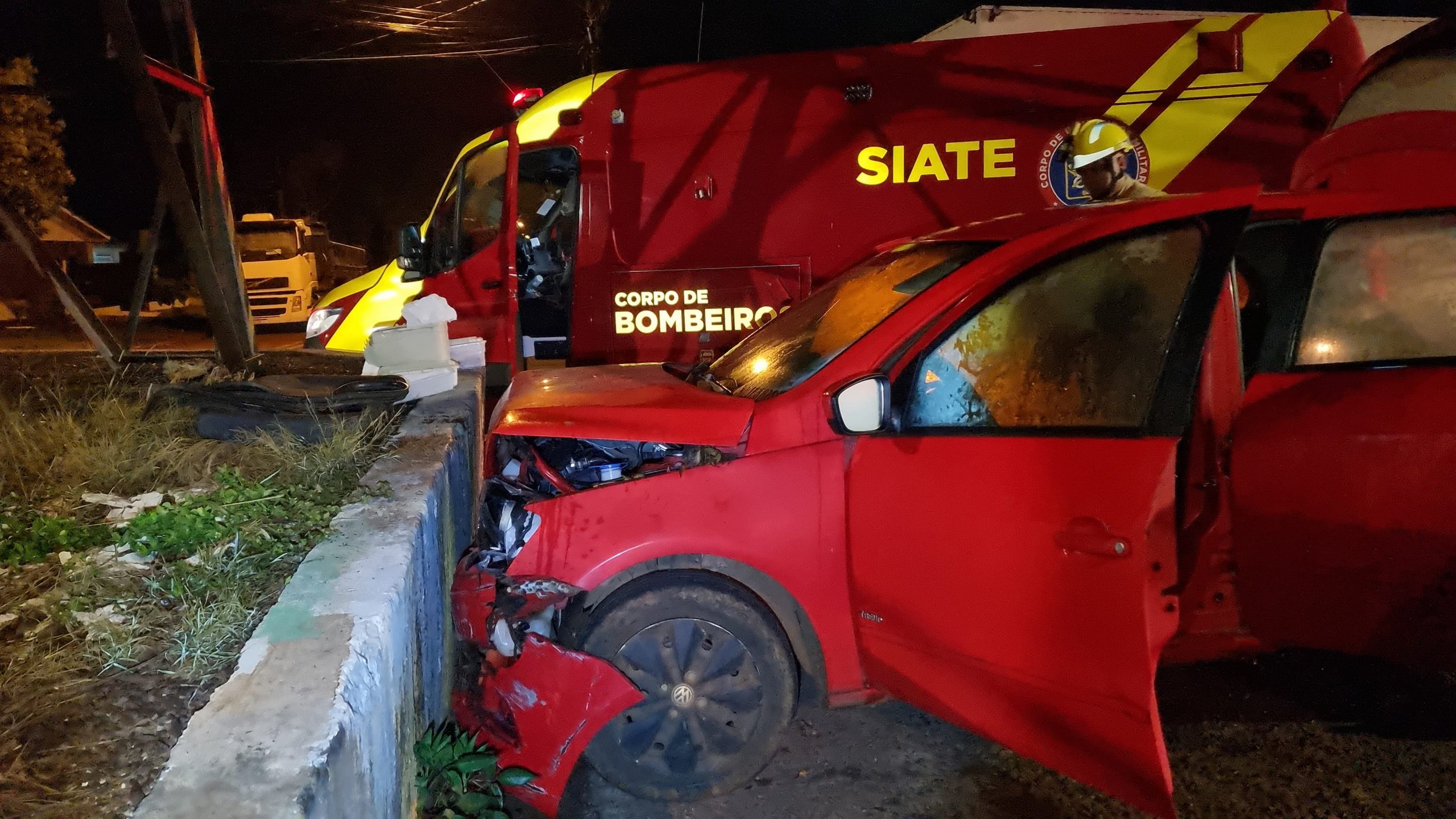 Condutor fica ferido ao colidir Gol contra base da torre de alta tensão no Santa Felicidade