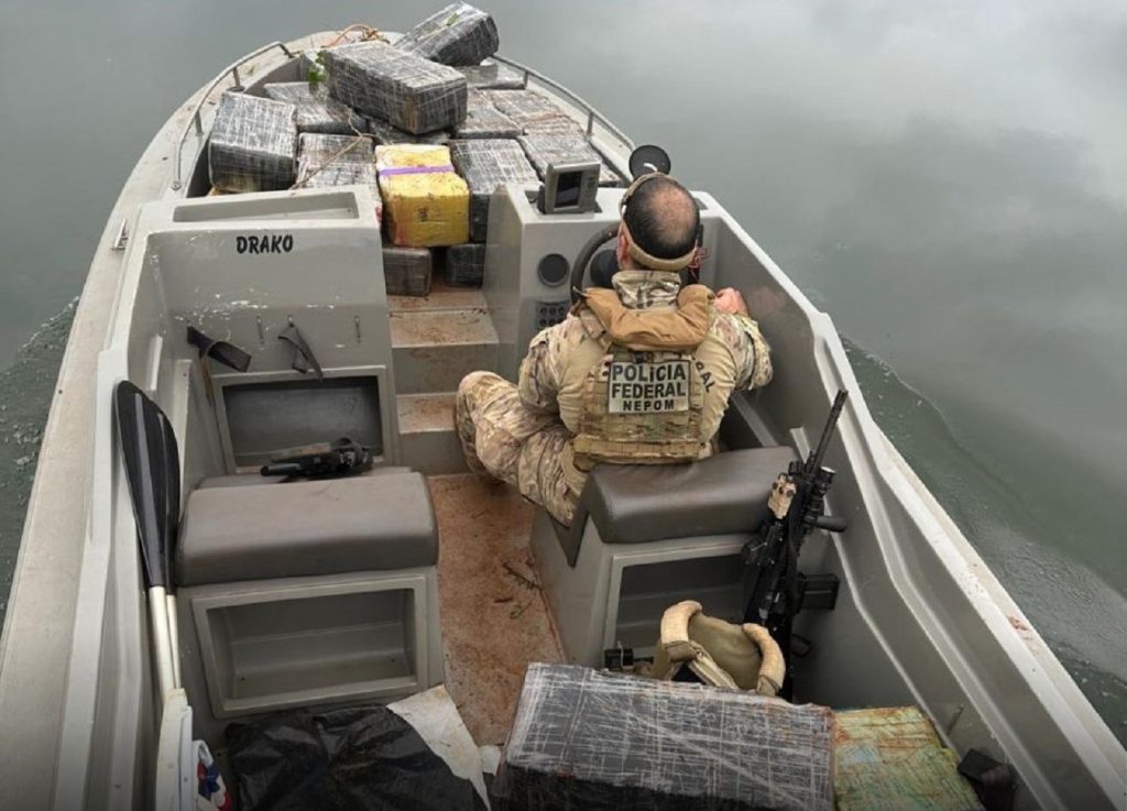 Operação policial apreende meia tonelada de maconha e embarcações no lago de Itaipu