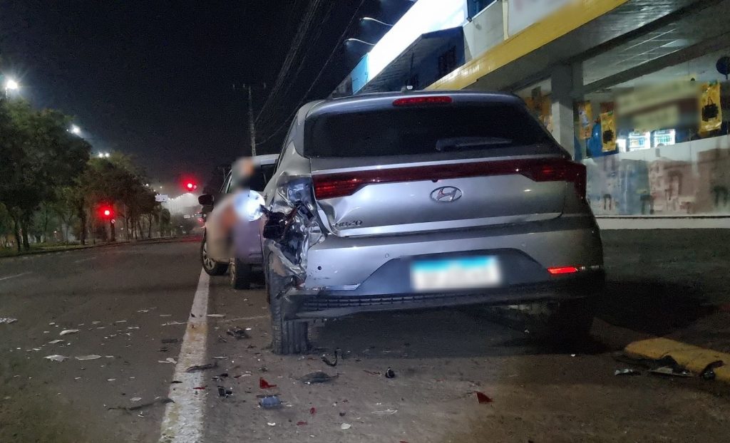 Condutor foge após colidir Meriva em veículos estacionados na Avenida Tancredo Neves