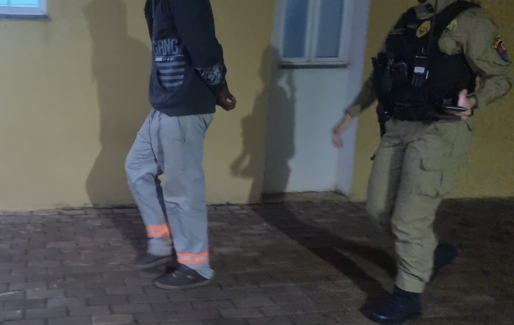 Criança vê mãe ser agredida pelo pai no Cascavel Velho; agressor é preso pela PM