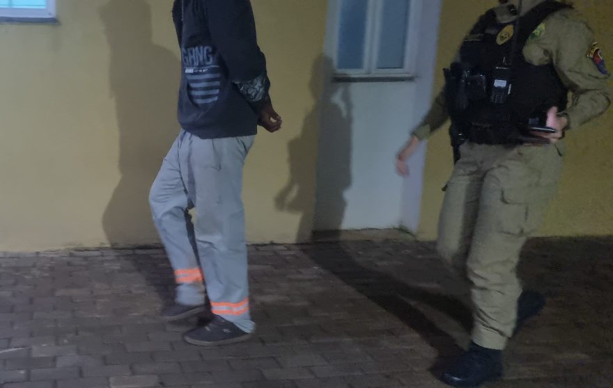Criança vê mãe ser agredida pelo pai no Cascavel Velho; agressor é preso pela PM