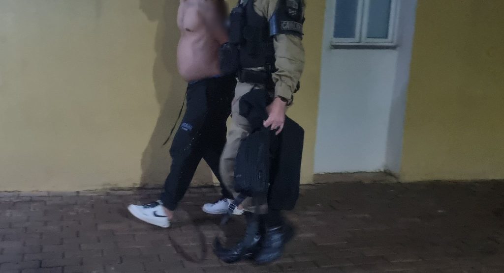 Machão embriagado é preso depois de espancar e morder companheira em apartamento no Riviera