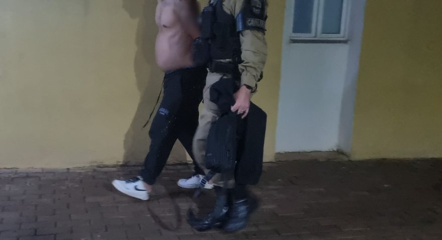 Machão embriagado é preso depois de espancar e morder companheira em apartamento no Riviera