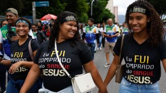 Jovens e mulheres puxam aumento de evangélicos no país, revela IBGE