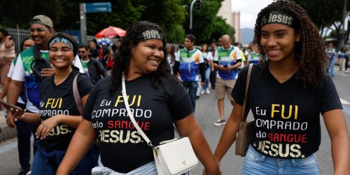 Imagem referente a Jovens e mulheres puxam aumento de evangélicos no país, revela IBGE