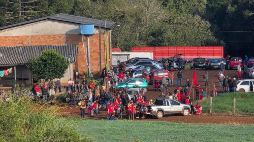 Fazenda ocupada por cerca de 250 pessoas em Quedas do Iguaçu mobiliza forças de segurança de Cascavel Imagem referente a Fazenda ocupada por cerca de 250 pessoas em Quedas do Iguaçu mobiliza forças de segurança de Cascavel