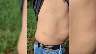 Morador de fazenda invadida é agredido com coronhadas Morador de fazenda invadida é agredido com coronhadas