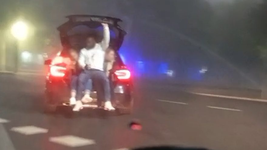 Com porta-malas aberto e festa, narrador diz: Aqui é Cascavel