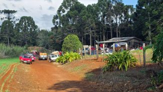 Ocupantes começam a deixar fazenda voluntariamente após ação da Polícia Militar em Quedas do Iguaçu Ocupantes começam a deixar fazenda voluntariamente após ação da Polícia Militar em Quedas do Iguaçu