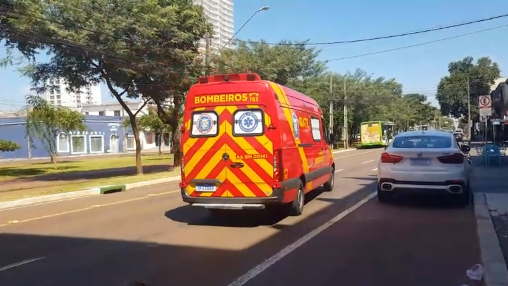 Mulher ferida é socorrida pelo Siate na Avenida Brasil