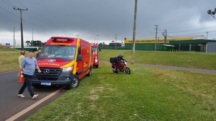 Motociclista é socorrido após acidente no Trevo do bairro Guarujá