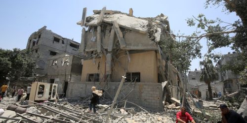 Ataques aéreos de Israel matam 45 pessoas em Gaza Imagem referente a Ataques aéreos de Israel matam 45 pessoas em Gaza