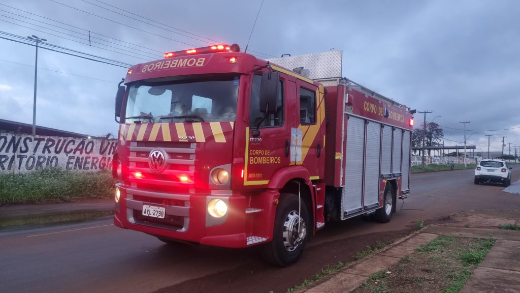 Cachorro cai em buraco de obra no Santos Dumont e é resgatado pelo Corpo de Bombeiros