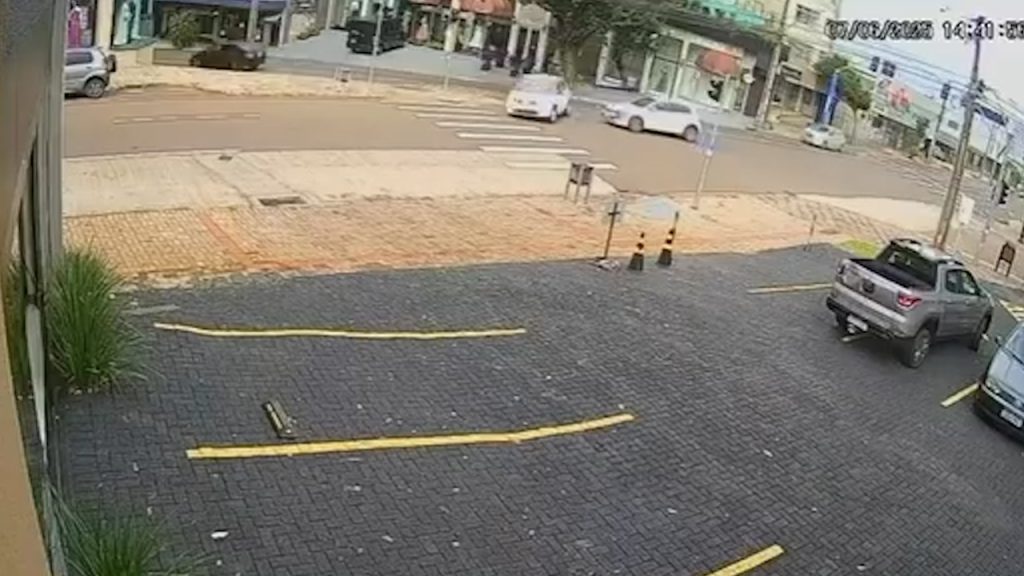 Câmera flagra acidente entre dois carros na rua Erechim
