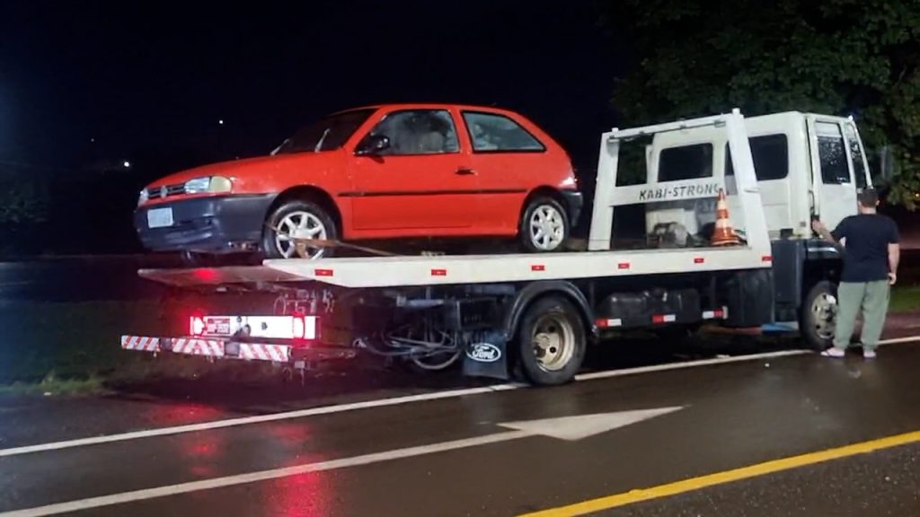 Marginal da BR-277: Motorista perde controle de carro e acaba parando em área de grama