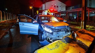 Sem sinalização, HR-V fica destruído após atingir barricada no Brasmadeira