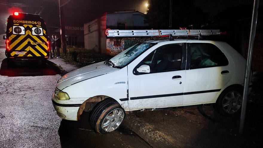 Após colisão entre carros, motoristas somem e deixam passageiros feridos na Rua Maracaí