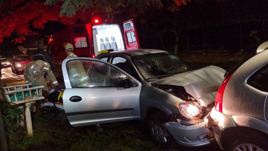 Celta atinge traseira de C3 estacionado e casal fica ferido no Recanto Tropical