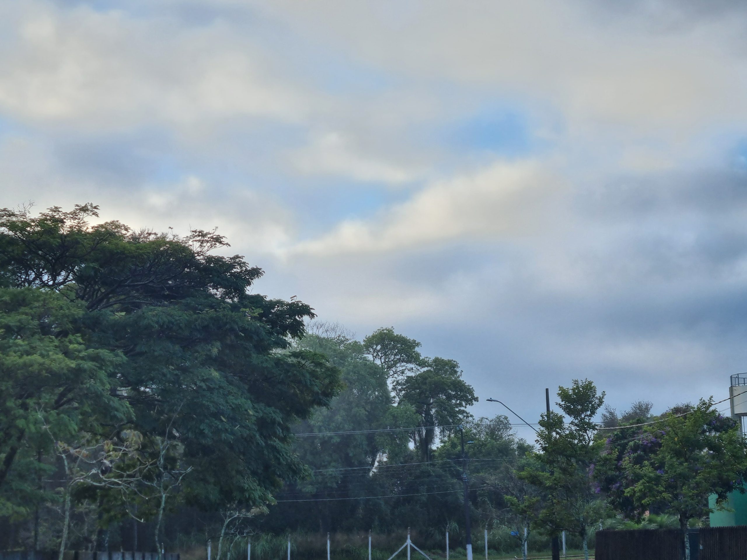 Domingo em Cascavel: clima ameno, céu entre nuvens e aquela chuvinha molha bobo