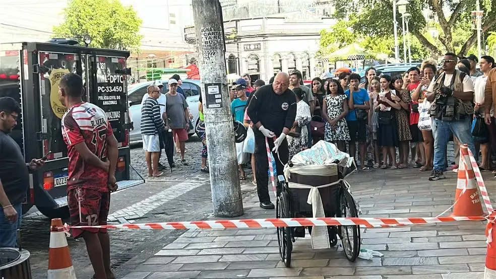 Neto é preso ao ser flagrado com avó morto em cadeira de rodas no Centro de Manaus